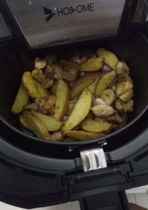 Una foto de Pollo y de patatas sin horno ni aceite