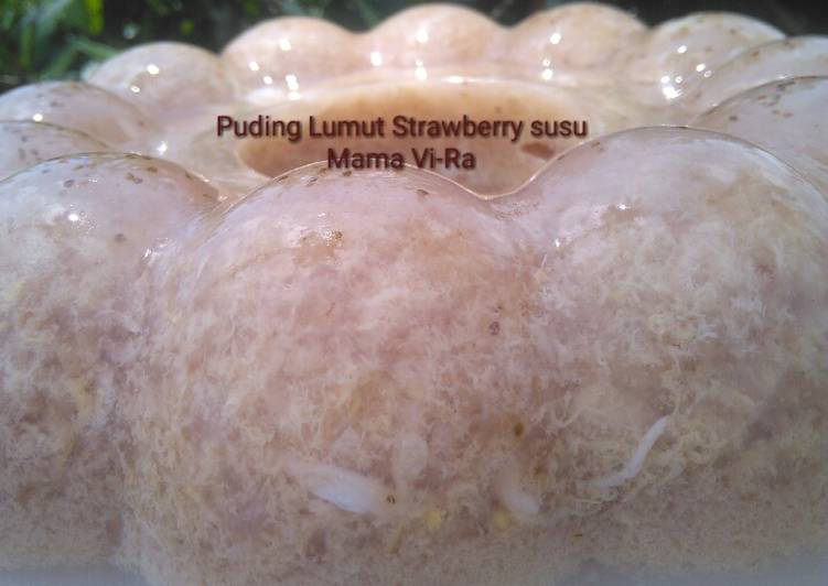 Puding Lumut Strawberry Susu
