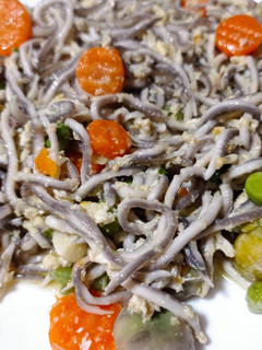 Una foto de Gulas con verduras y huevo