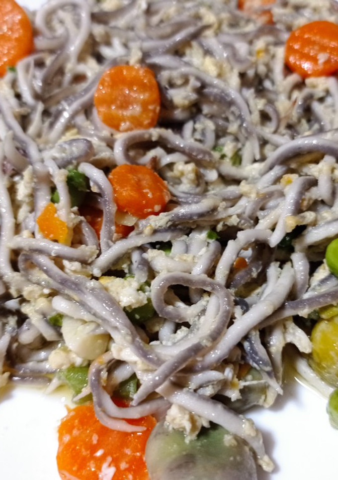 Una foto de Gulas con verduras y huevo