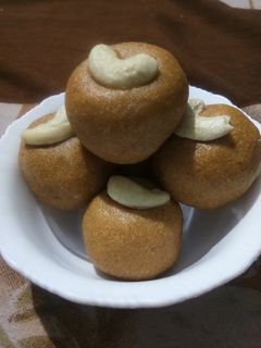 दानेदार बेसन लड्डू (danedar besan ladoo recipe in Hindi) रेसिपी मुख्य फोटो