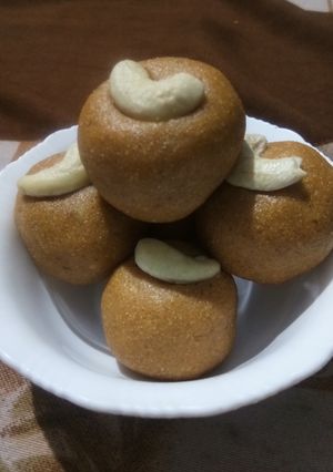 दानेदार बेसन लड्डू (danedar besan ladoo recipe in Hindi) रेसिपी मुख्य फोटो