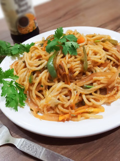 हक्का नूडल्स (hakka noodles recipe in Hindi) रेसिपी मुख्य फोटो