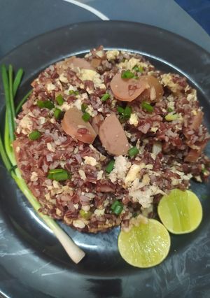 รูปของ ข้าวกล้องแดงผัดไข่กับไส้กรอก