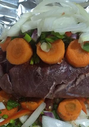 Una foto de Carne al horno con colchón de verduras