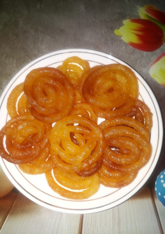 इंस्टेंट जलेबी (instant jalebi recipe in Hindi) रेसिपी मुख्य फोटो