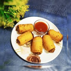 A picture of Aloo roll samosa.