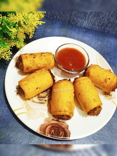 A picture of Aloo roll samosa.