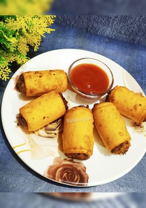 A picture of Aloo roll samosa.