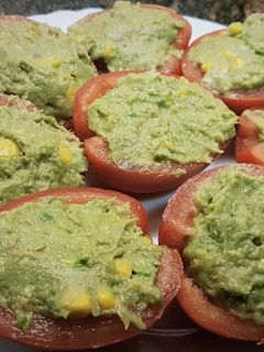 Una foto de Tomates rellenos de aguacate y atún