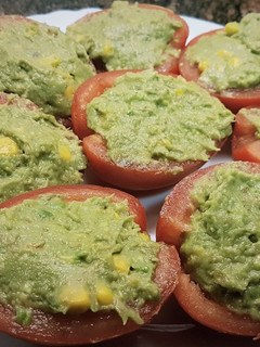 Una foto de Tomates rellenos de aguacate y atún