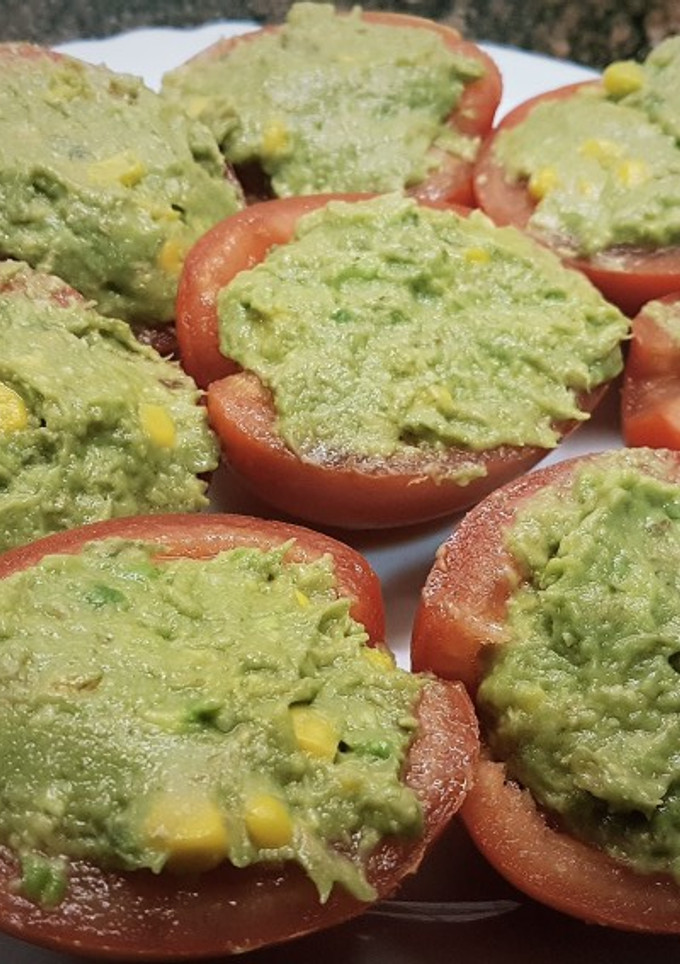 Una foto de Tomates rellenos de aguacate y atún