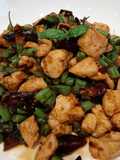 ไก่ผัดพริกแห้งใบโหระพาฝรั่ง อกไก่นุ่มๆ ใส่ถั่วแขกเพิ่มความกรุบกรอบ