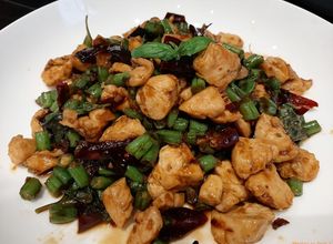 รูปของ ไก่ผัดพริกแห้งใบโหระพาฝรั่ง อกไก่นุ่มๆ ใส่ถั่วแขกเพิ่มความกรุบกรอบ