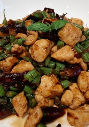 รูปของ ไก่ผัดพริกแห้งใบโหระพาฝรั่ง อกไก่นุ่มๆ ใส่ถั่วแขกเพิ่มความกรุบกรอบ