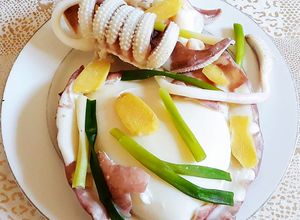 Hình của món MỰC nang hấp hành gừng.