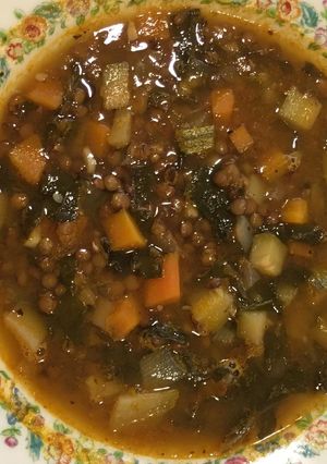 Una foto de Sopa de lentejas con vegetales