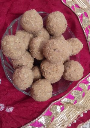 तिल फल्ली दाना लड्डू (til falli dana laddu recipe in Hindi) रेसिपी मुख्य फोटो