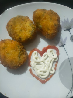 Una foto de Nuggets de pollo y espinacas