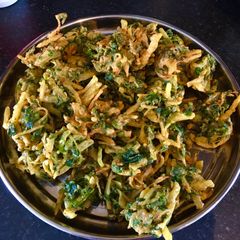 A picture of Spinach and Spring Onions Fritters:(Palak aur Hari Pyaz ke Pakore):.