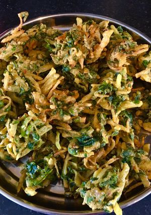 A picture of Spinach and Spring Onions Fritters:(Palak aur Hari Pyaz ke Pakore):.