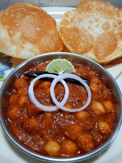 છોલે ભટુરે(Chole bhutre Recipe in Gujarati) રેસીપી મુખ્ય ફોટો