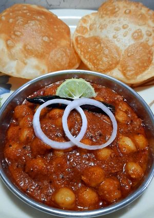 છોલે ભટુરે(Chole bhutre Recipe in Gujarati) રેસીપી મુખ્ય ફોટો
