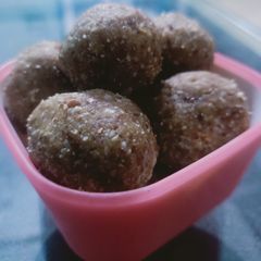 A picture of Peanut jaggery ladoo.