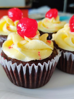 Una foto de Cupcakes Selva negra para San Valentín con mousse de Cerezas