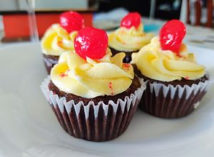 Una foto de Cupcakes Selva negra para San Valentín con mousse de Cerezas