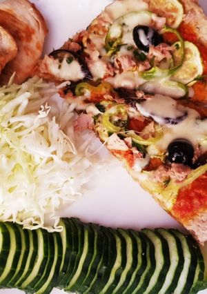 صورة لوصفة بيتزا 🍕 بالقمح الكامل والخضار المشوية 🍆🍅🌶🥗