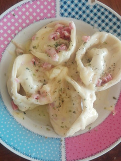 Una foto de Capelettis rellenos de jamón/mozzarella en salsa Alfredo