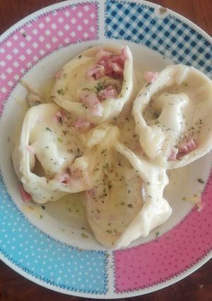 Una foto de Capelettis rellenos de jamón/mozzarella en salsa Alfredo