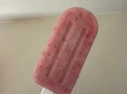 Una foto de helado de frutilla con leche