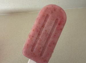 Una foto de Helado de coco y frutillas