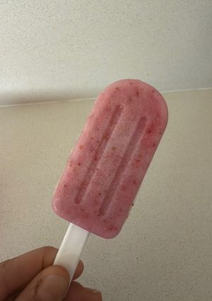 Una foto de Helado de coco y frutillas