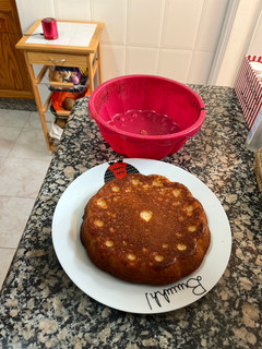 Una foto de Bizcochón sin gluten con medida de yogur