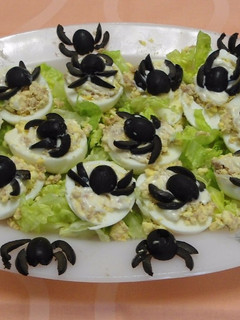 Una foto de Huevos rellenos Halloween