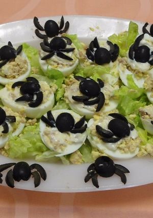 Una foto de Huevos rellenos Halloween