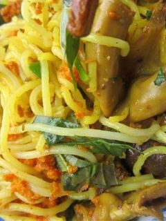 Hình của món Bún lòng xào nghệ.