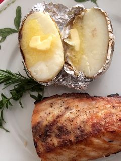 Una foto de Corvina negra a la sal en estufa a leña