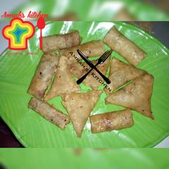 A picture of Samosa and spring rolls.