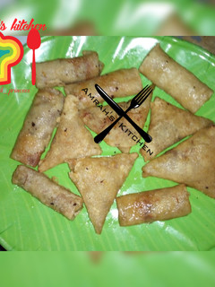 A picture of Samosa and spring rolls.