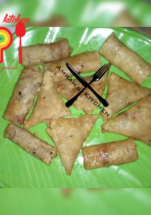 A picture of Samosa and spring rolls.