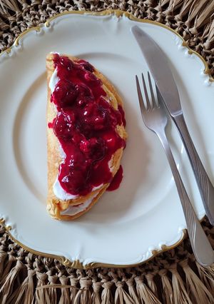 Zdjęcie przepisu Omlet biszkoptowy z wiśniową frużeliną.