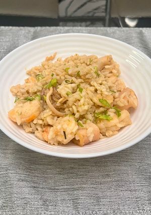 Una foto de Risotto de Calamares y Camarones 🍤