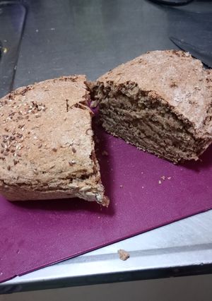 Una foto de Pan de harina integral, avena y semillas