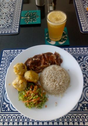 Una foto de Bolitas de gato con pechuga en salsa de vino tinto