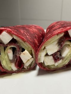 Una foto de Wrap de remolacha con queso fresco, alficoz y anchoas