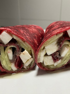 Una foto de Wrap de remolacha con queso fresco, alficoz y anchoas